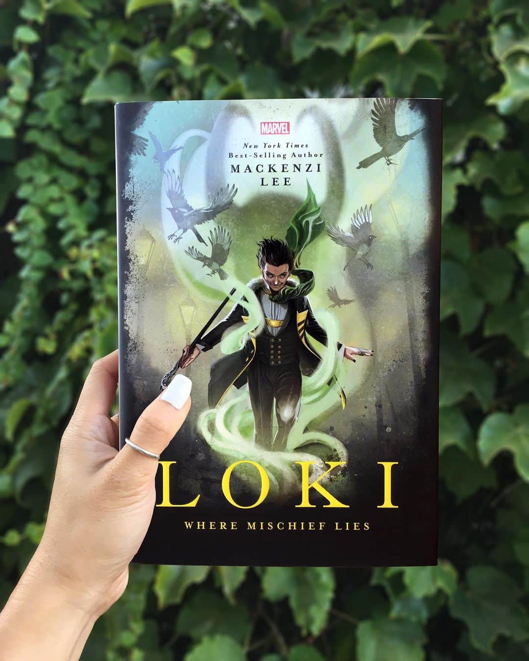 Marvel Entertainmentさんのインスタグラム写真 - (Marvel EntertainmentInstagram)「This new Loki novel by @themackenzilee is now available throughout the Nine Realms! Get your copy now from @disneybooks: spr.ly/Loki-Novel」9月5日 1時36分 - marvel
