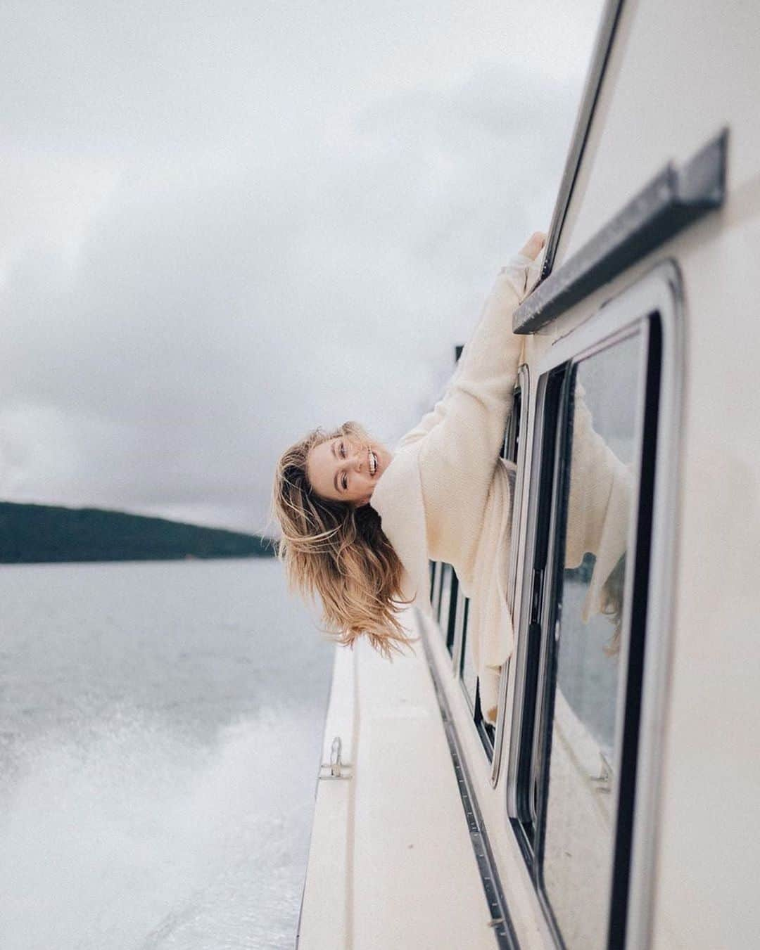 TULAROSAさんのインスタグラム写真 - (TULAROSAInstagram)「boat days are the best days ⚓ @alexalosey in the erin wrap cardigan - link in bio to shop #revolvearoundtheworld」9月5日 1時41分 - tularosalabel