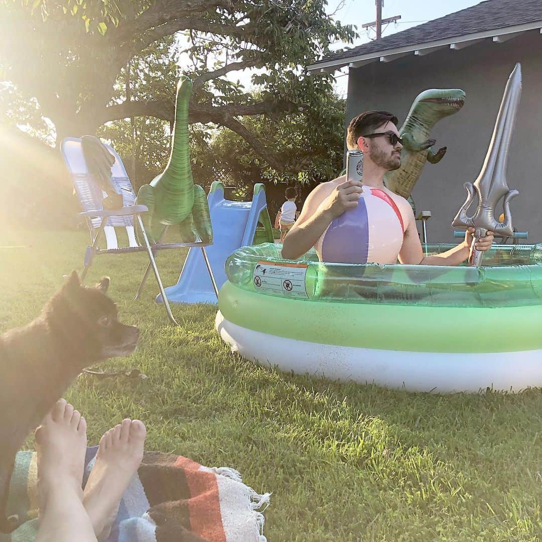 フリーディアのインスタグラム：「P.S this was the other day. #summerfun #coolhusband #bestdad #whiteclaw 週末はこんな感じだった。#面白い旦那 #家族」