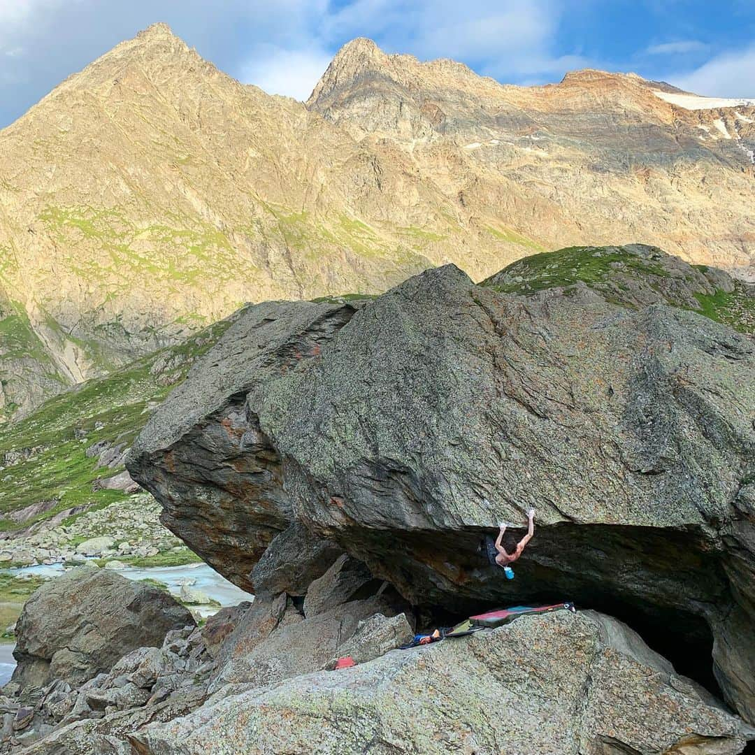 デイブ・グラハムのインスタグラム：「Syked to have made a quick ascent of the mega classic Paradise Lost [8B/+] 💎 up in Sustenpass 🤗 After three months of battling with the heat in Rocklands its been a real treat to return to the mountains and enjoy the cool air and incredible scenery of the Swiss Alps 🌄Hopefully the rain gives us a few more windows to take down our current projects, and search for some sick crystals 😳😬🤣🤪!! @adidasterrex @fiveten_official @petzl_official @climb_up_officiel @frictionlabs @sendclimbing @climbskinspain 📷 @alizee_dufraisse 😘」