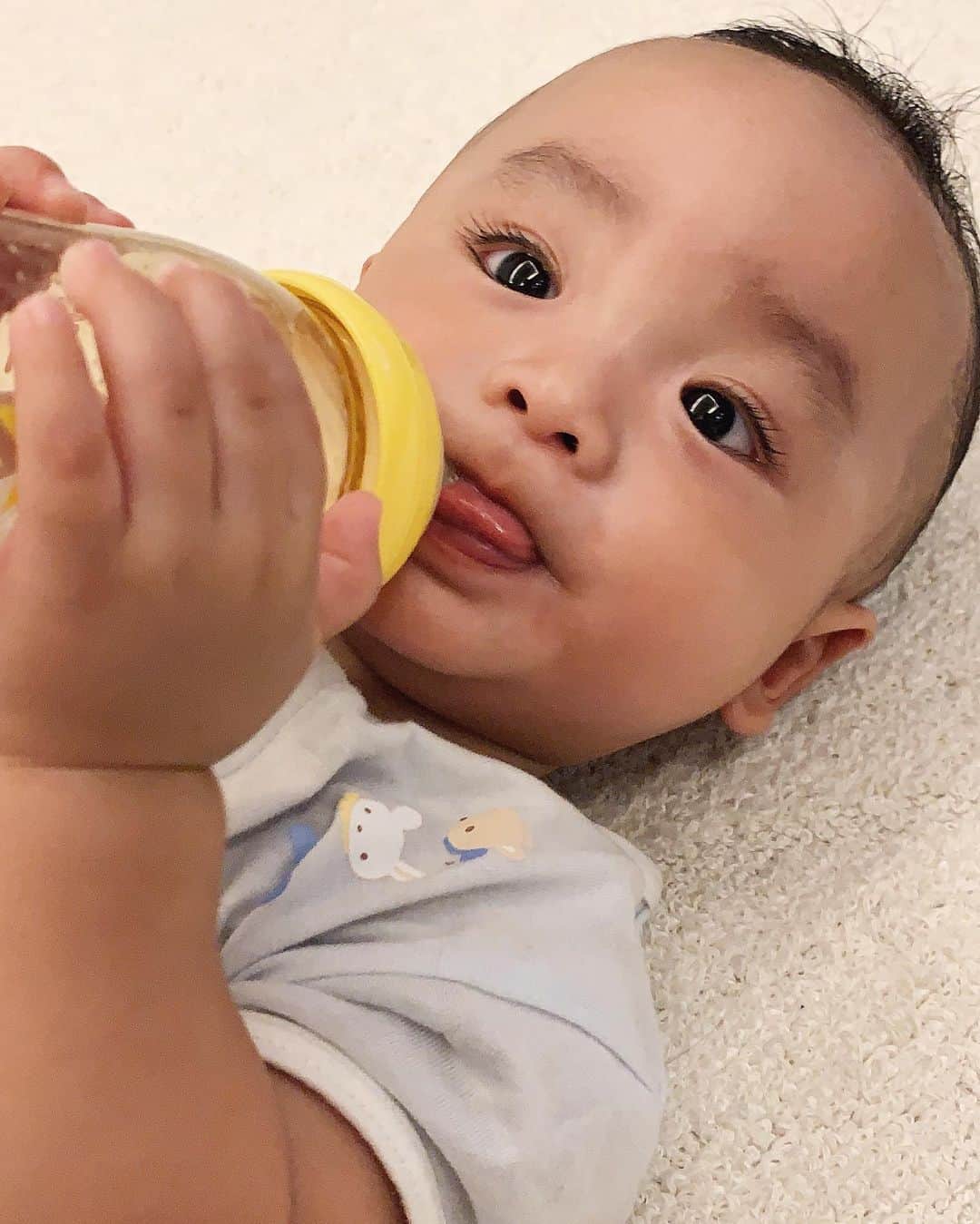 のインスタグラム：「. そのまつげください🥺🙏笑 . #baby」