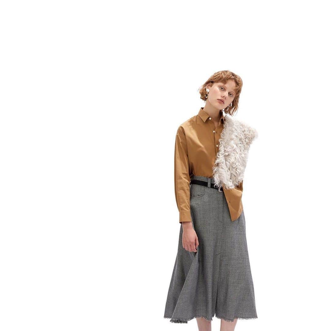 エリオポールのインスタグラム：「- 2019/AW collection -  B.B.B  8.16.fri - 9.4.wed  SHIRT [HÉLIOPÔLE] 16,000yen+tax SKIRT [HÉLIOPÔLE] 21,000yen+tax BELT [Puntovita] 19,000yen+tax EARRINGS [MARJORIE BAER] 11,000yen+tax FUR STOLE [GUSHLOW&COLE] 37,000yen+tax . . #HELIOPOLE #heliopole #エリオポール  #2019aw #autumnwinter #秋冬ファッション #selectshop #fashion #style」