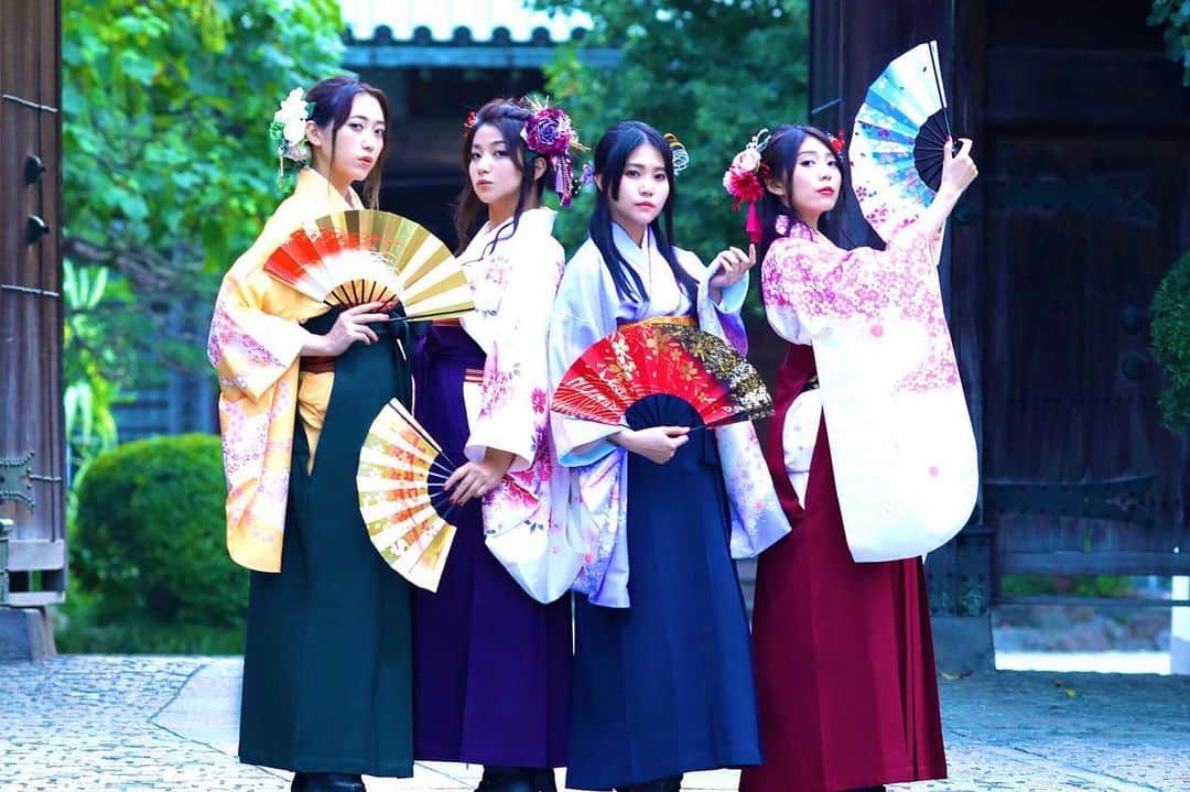 のインスタグラム：「和楽ユニット令和華伝の「百花繚乱」MVは見て頂けたでしょうか！ 目指せ100万再生なんでw(本気)命がけの拡散お願いしますw ・ ・ ・ #着物女子 #着物コーデ #和服美人 を目指そう #アー写 #miaka」