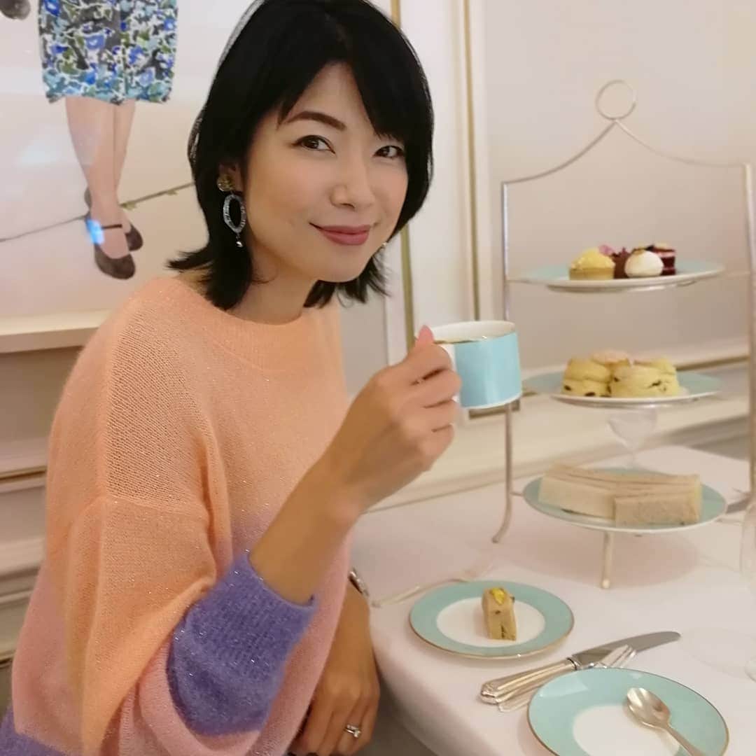 のインスタグラム：「Afternoon Tea…☕🍩🍰 Tea salonの入り口にピアニストがいた😲 さすが、フォートナムメイソン🤔  #fortnumandmason #teasalon #フォートナムアンドメイソン #フォートナムメイソン #afternoontea #アフタヌーンティー #scones #スコーン #レモンティー が飲みたい義父に #レモンカード ティーなる物を頼んだら、#レモン の香りの全くしない#バニラ っぽい#フレーバーティー がきて大失敗🤣」