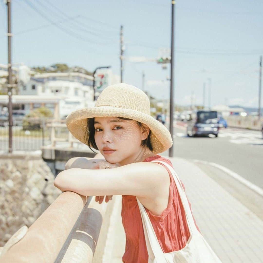 大津彩未のインスタグラム：「今年の夏、また一つ歳を重ねました。  家族、友達、関わってくださっている皆さんに感謝を忘れずに😌 いつもありがとうございます。  夏が過ぎたら秋が来て、ハロウィンか、なんて思っていたら、あれよあれよとクリスマスを迎えて。一年の月日の流れが早くて、毎年のことながら驚きます。  今この瞬間も当たり前ではないから 大切に過ごさなきゃと思いつつ 現実はなかなかそうもいかないときもあるけれど。 一年後もその先も周りの人を大切に、そして自分自身も大切に。 皆んなで笑顔で過ごせますように。  今年も、福田さんと鎌倉の海にて。 自然体を引き出してくれる素敵なカメラマンさんです。 福田さん @fukudahitomi610  いつも本当にありがとうございます☺️🌟 ㅤ  まだまだ未熟者ではありますが 感謝を忘れず、学びを怠らず、良い一年にしたいと思います ◎  #20190803」
