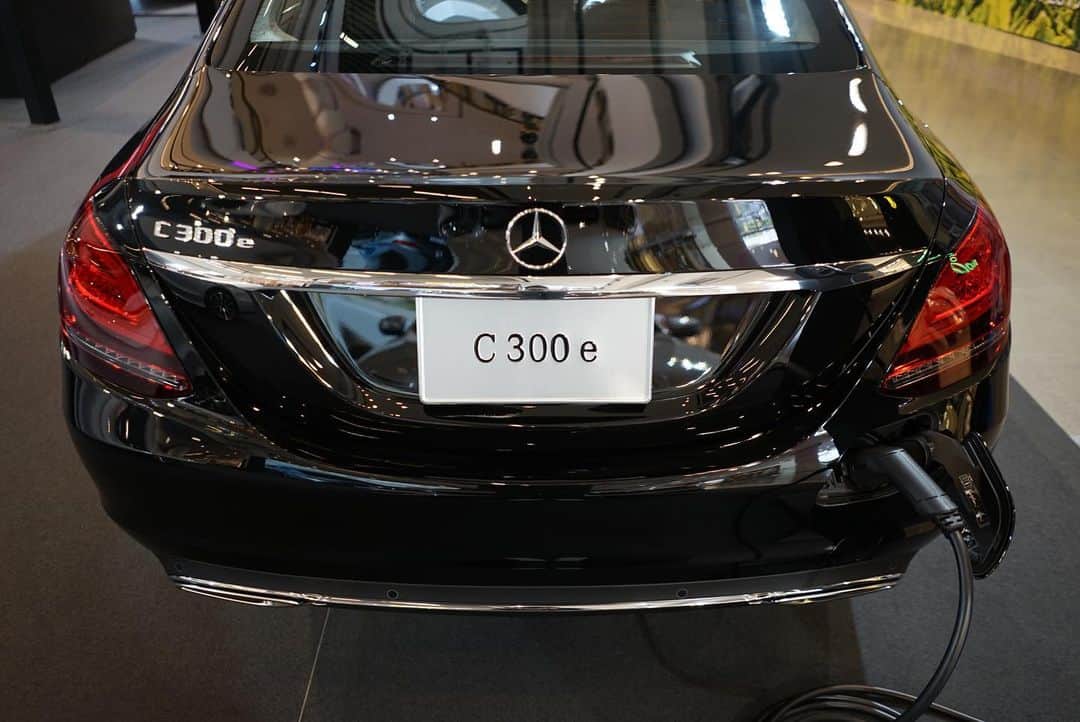 Mercedes-Benz Thailandさんのインスタグラム写真 - (Mercedes-Benz ThailandInstagram)「พบกับ The new GLE เป็นที่แรก ในงาน Mercedes-Benz StarFest 2019  มหกรรมยานยนต์แห่งปีที่พร้อมให้คุณได้สัมผัสยอดยนตรกรรมหลากหลายทั้ง Mercedes-Benz และ Mercedes-AMG ที่ยกขบวนมาให้สัมผัสอย่างเต็มที่ ณ ศูนย์การค้าเซ็นทรัลพลาซา พระราม 9 ชั้น 1 ตั้งแต่วันที่ 21 ส.ค. 2562 – 27 ส.ค 2562  ข้อมูลเพิ่มเติมคลิก https://www.mercedes-benz.co.th/StarFest2019  #TheAllStarExperiences #StarFest2019 #MercedesBenzStarFest2019 #MercedesBenz #MercedesBenzThailand」8月21日 18時48分 - mercedesbenzthailand