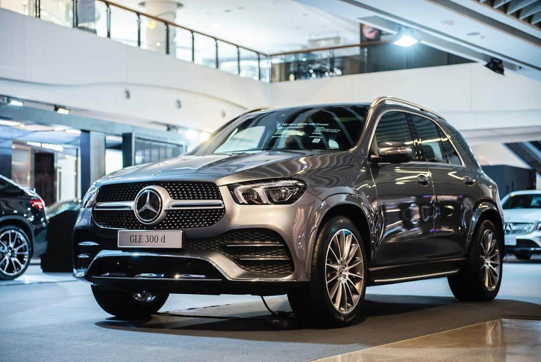 Mercedes-Benz Thailandさんのインスタグラム写真 - (Mercedes-Benz ThailandInstagram)「พบกับ The new GLE เป็นที่แรก ในงาน Mercedes-Benz StarFest 2019  มหกรรมยานยนต์แห่งปีที่พร้อมให้คุณได้สัมผัสยอดยนตรกรรมหลากหลายทั้ง Mercedes-Benz และ Mercedes-AMG ที่ยกขบวนมาให้สัมผัสอย่างเต็มที่ ณ ศูนย์การค้าเซ็นทรัลพลาซา พระราม 9 ชั้น 1 ตั้งแต่วันที่ 21 ส.ค. 2562 – 27 ส.ค 2562  ข้อมูลเพิ่มเติมคลิก https://www.mercedes-benz.co.th/StarFest2019  #TheAllStarExperiences #StarFest2019 #MercedesBenzStarFest2019 #MercedesBenz #MercedesBenzThailand」8月21日 18時48分 - mercedesbenzthailand