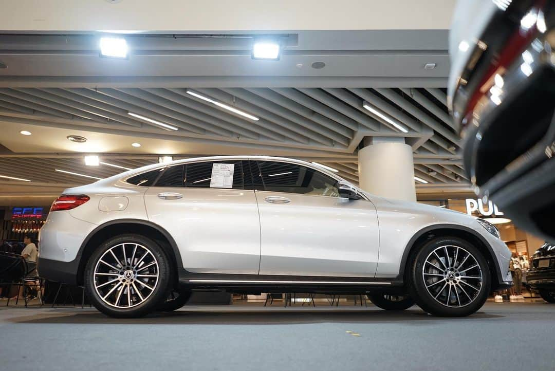 Mercedes-Benz Thailandさんのインスタグラム写真 - (Mercedes-Benz ThailandInstagram)「พบกับ The new GLE เป็นที่แรก ในงาน Mercedes-Benz StarFest 2019  มหกรรมยานยนต์แห่งปีที่พร้อมให้คุณได้สัมผัสยอดยนตรกรรมหลากหลายทั้ง Mercedes-Benz และ Mercedes-AMG ที่ยกขบวนมาให้สัมผัสอย่างเต็มที่ ณ ศูนย์การค้าเซ็นทรัลพลาซา พระราม 9 ชั้น 1 ตั้งแต่วันที่ 21 ส.ค. 2562 – 27 ส.ค 2562  ข้อมูลเพิ่มเติมคลิก https://www.mercedes-benz.co.th/StarFest2019  #TheAllStarExperiences #StarFest2019 #MercedesBenzStarFest2019 #MercedesBenz #MercedesBenzThailand」8月21日 18時48分 - mercedesbenzthailand