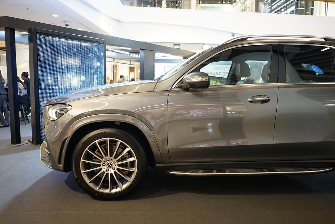 Mercedes-Benz Thailandさんのインスタグラム写真 - (Mercedes-Benz ThailandInstagram)「พบกับ The new GLE เป็นที่แรก ในงาน Mercedes-Benz StarFest 2019  มหกรรมยานยนต์แห่งปีที่พร้อมให้คุณได้สัมผัสยอดยนตรกรรมหลากหลายทั้ง Mercedes-Benz และ Mercedes-AMG ที่ยกขบวนมาให้สัมผัสอย่างเต็มที่ ณ ศูนย์การค้าเซ็นทรัลพลาซา พระราม 9 ชั้น 1 ตั้งแต่วันที่ 21 ส.ค. 2562 – 27 ส.ค 2562  ข้อมูลเพิ่มเติมคลิก https://www.mercedes-benz.co.th/StarFest2019  #TheAllStarExperiences #StarFest2019 #MercedesBenzStarFest2019 #MercedesBenz #MercedesBenzThailand」8月21日 18時48分 - mercedesbenzthailand