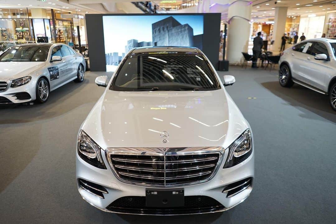 Mercedes-Benz Thailandさんのインスタグラム写真 - (Mercedes-Benz ThailandInstagram)「พบกับ The new GLE เป็นที่แรก ในงาน Mercedes-Benz StarFest 2019  มหกรรมยานยนต์แห่งปีที่พร้อมให้คุณได้สัมผัสยอดยนตรกรรมหลากหลายทั้ง Mercedes-Benz และ Mercedes-AMG ที่ยกขบวนมาให้สัมผัสอย่างเต็มที่ ณ ศูนย์การค้าเซ็นทรัลพลาซา พระราม 9 ชั้น 1 ตั้งแต่วันที่ 21 ส.ค. 2562 – 27 ส.ค 2562  ข้อมูลเพิ่มเติมคลิก https://www.mercedes-benz.co.th/StarFest2019  #TheAllStarExperiences #StarFest2019 #MercedesBenzStarFest2019 #MercedesBenz #MercedesBenzThailand」8月21日 18時48分 - mercedesbenzthailand