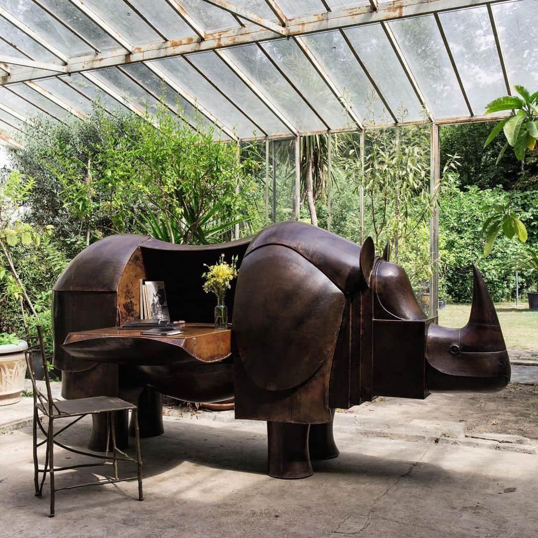 サザビーズさんのインスタグラム写真 - (サザビーズInstagram)「Back to School: François-Xavier Lalanne brings a touch of animal magic to writing with this bronze rhinoceros desk. To be offered at auction in Paris this autumn as part of a landmark two-day sale of works from the extraordinary collection of fabled design duo Les Lalanne 🦏 🖊  #SothebysParis #SothebysDesign #LivingWithArt #SothebysCollections #Lalanne #ClaudeLalanne #FrancoisXavierLalanne #LesLalanne #Design #SothebysLalanne #UniversLalanne #Rhinoceros」8月21日 17時17分 - sothebys