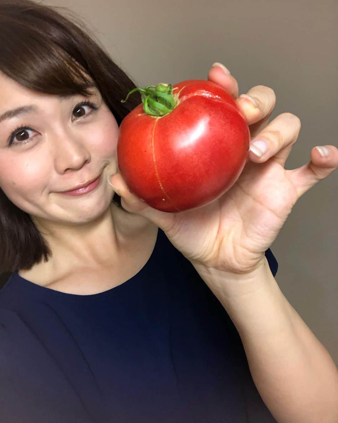 高井瑛子さんのインスタグラム写真 - (高井瑛子Instagram)「. . 先日、阿部アナウンサーから 取材先で頂いたというトマトを おすそ分けしてもらいました🍅 .  何にして食べようかなと悩んでいたら、 阿部アナが 「私よくキーマカレーにトマト入れて作っているよ～」と 教えてくれました。 .  料理上手な三河アナに キーマカレーに必要な材料と調理方法を聞き 作ってみました！ . 味は「最高。とっても美味しい！」と 自画自賛🤤💪💕 . 旬のお野菜も入っているので 夏バテしそうなこの時期にはぴったりです🎶 . 旬のお野菜を使ってまた料理作るぞ～❣️ . . . ----------------------------------------------- #新潟市テレビ21 #アナウンサー #料理 #トマト #キーマカレー #取材 #手料理 #旬 #夏バテ #夏野菜 #新潟」8月21日 17時23分 - ux_takai.eiko