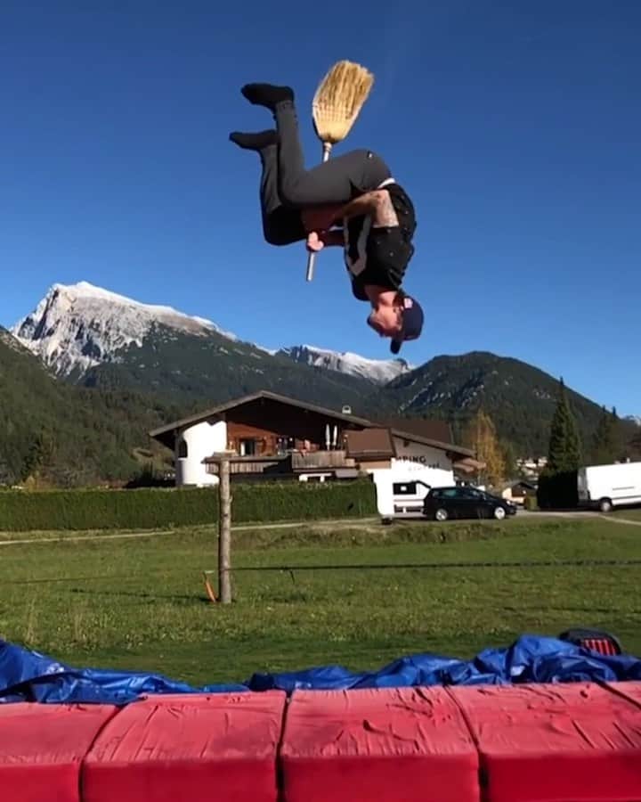 レッドブルのインスタグラム：「what sorcery is this?! it's @paddygraham's wizard double backflip ✨ 🎥: @markus1eder #redbull #givesyouwings #freeski #training #trampoline #backflip」