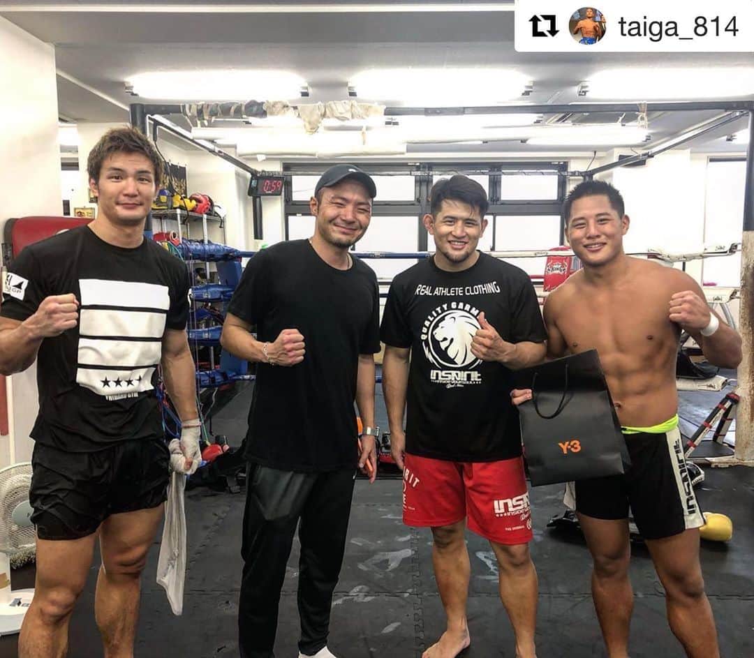 のインスタグラム：「Cossott'e sp( @cossottesp )の伊藤さんがジムにトレーニングにきてくれました^_^ 伊藤さんがいつも美味しいお肉を出してくれるように、僕も気持ちよく追い込ませていただきました😉 またいつでも来てくださいね♪ #Repost @taiga_814 with @get_repost ・・・ 練習終了🥊 今日は自分の大好きな焼肉屋さんをやっている伊藤さんも練習しに来てくれました！プレゼントまでありがとうございます！」
