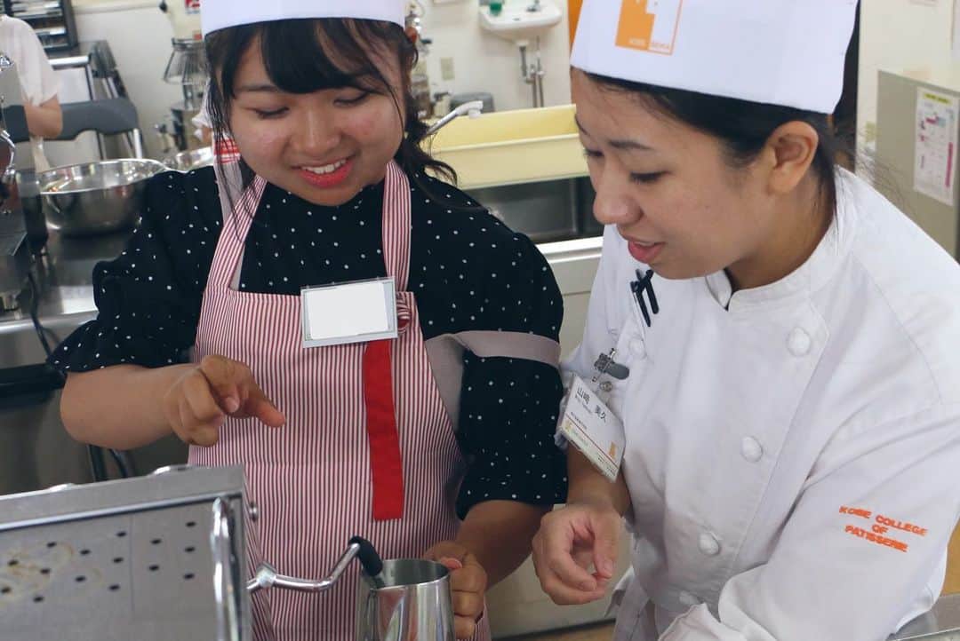 神戸製菓専門学校（公式）さんのインスタグラム写真 - (神戸製菓専門学校（公式）Instagram)「🌈カフェゼミ体験☕️🌈 今日は2年制学科希望者のオープンキャンパス❗️ #製菓本科 の #カフェゼミ の #ラテアート を体験していただきました😊専用のマシンを使用してコーヒー豆を挽くところから、みっちり体験していただきました☕️☺️ #皿盛り も皆さん綺麗にできていましたね✨  高校3年生・既卒の方で #製菓研究ゼミ に興味がある方は、9月7日(土)に開催される #ゼミ祭 にぜひお越しください☺️各ブースで、製菓本科の #ゼミ を体験することができます✨  #神戸製菓 #神戸製菓専門学校 #カフェ #パティシエ #バリスタ #パン職人 #コーヒー #三ノ宮 #三宮 #三宮カフェ #神戸 #神戸カフェ #夏休み #デザート #スイーツ #パティシエになりたい #バリスタカフェ #バリスタになりたい #pattistagram2019」8月21日 17時28分 - kobeseika_info
