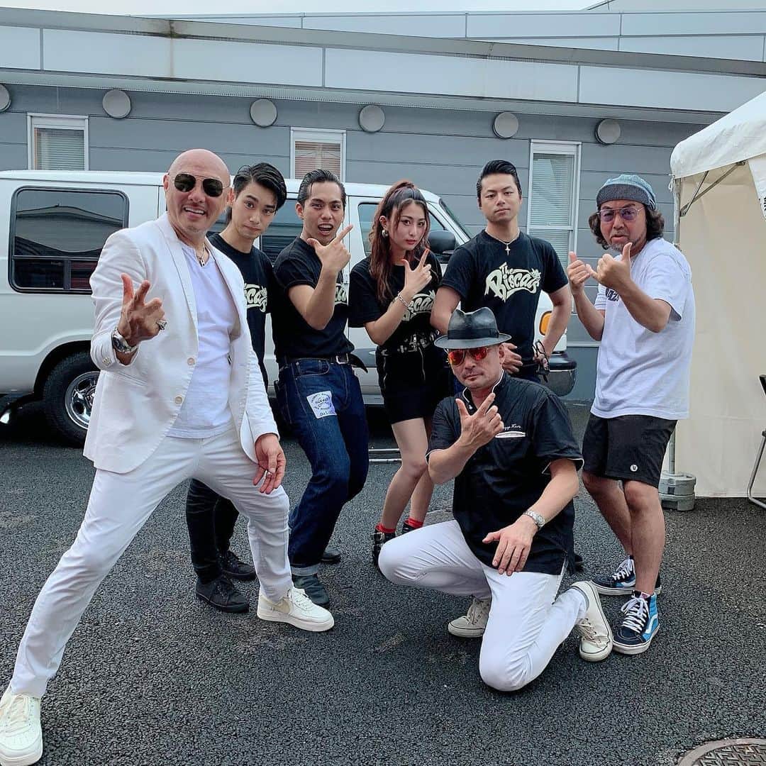 青野美沙稀さんのインスタグラム写真 - (青野美沙稀Instagram)「アメフェスの時に クレイジーケンバンドの 横山剣さんとスモーキーテツニさん、 そしてIKURAさんとBiscatsで🐱 . なんと！ かっこ良すぎる大先輩たちの ステージに一緒に立たせていただくことになり 大好きな曲"GT"で 踊らせてもらいましたーっ🎵 . 本当にありがとうございました✨ . #横山剣 さん #ikura さん #スモーキーテツニ さん #クレイジーケンバンド #crazykenband  #アメフェス #thebiscats #biscats #ビスキャッツ #amefes #americanfestival  #富士スピードウェイ #富士スピードウェイ2019  #アメフェス2019 #band #rockabilly #ロカビリー」8月21日 17時29分 - misaki_aono