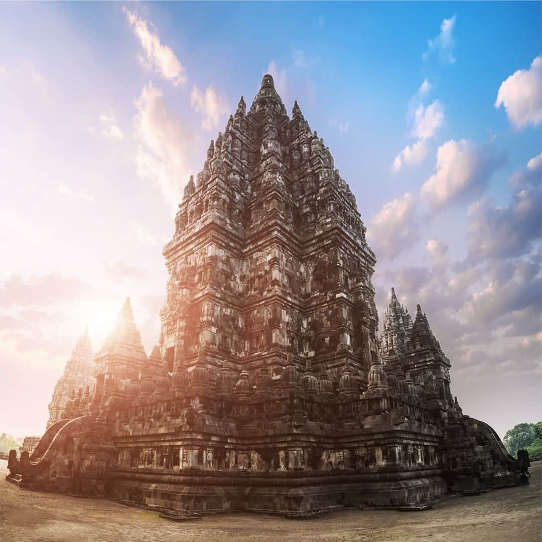 JALさんのインスタグラム写真 - (JALInstagram)「. Prambanan Temple, a UNESCO World Heritage Site, stands majestically as a masterpiece of Javanese architecture. #AmazingAugust  世界遺産のプランバナン寺院遺跡群🕍 ジャワの建築の最高傑作の一つです🌤️ . . Post your memories with #FlyJAL  #JapanAirlines #indonesia #prambanan」8月21日 17時29分 - japanairlines_jal