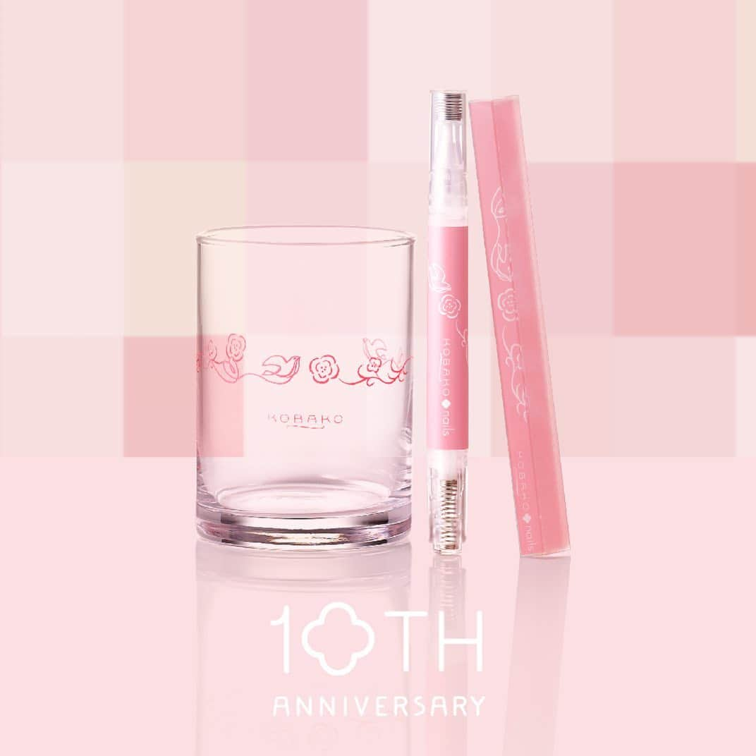 kobako.kaiさんのインスタグラム写真 - (kobako.kaiInstagram)「KOBAKO 10th Anniversary Limited Collection "Nail Set Pink" ・ ピンクのときめき、この指とまれ。 ・ 10周年を迎えたKOBAKOのアニバーサリーイヤー限定コレクション"シリーズ・オブ・ピンク"。第2弾として、「ネイルセット ピンク」が登場しました。 爪のかたちを整え、保湿する。シンプルなお手入れで、少女のようにイノセントな指先をかなえる限定セットです。 ¥2,800＋tax 数量限定商品 セット内容: ネイルファイル(オーバル)no.2/キューティクルエッセンス(ペンタイプ)/ガラススタンド --- #kobako #コバコ #kobakonails #コバコネイルズ #beautytools #ビューティーツール #produitdebeauté #nailcare #ネイルケア #soindesmains #ネイルファイル #nailfile #limeaongles #キューティクルエッセンス #パーツケア #beauty #beauté #美甲 #instabeauty #kai #貝印 #kobako10th #平澤まりこ #新発売 #限定商品 #autumnbeauty #爪 #お手入れ #きれいは指先から」8月21日 17時35分 - kobako_official