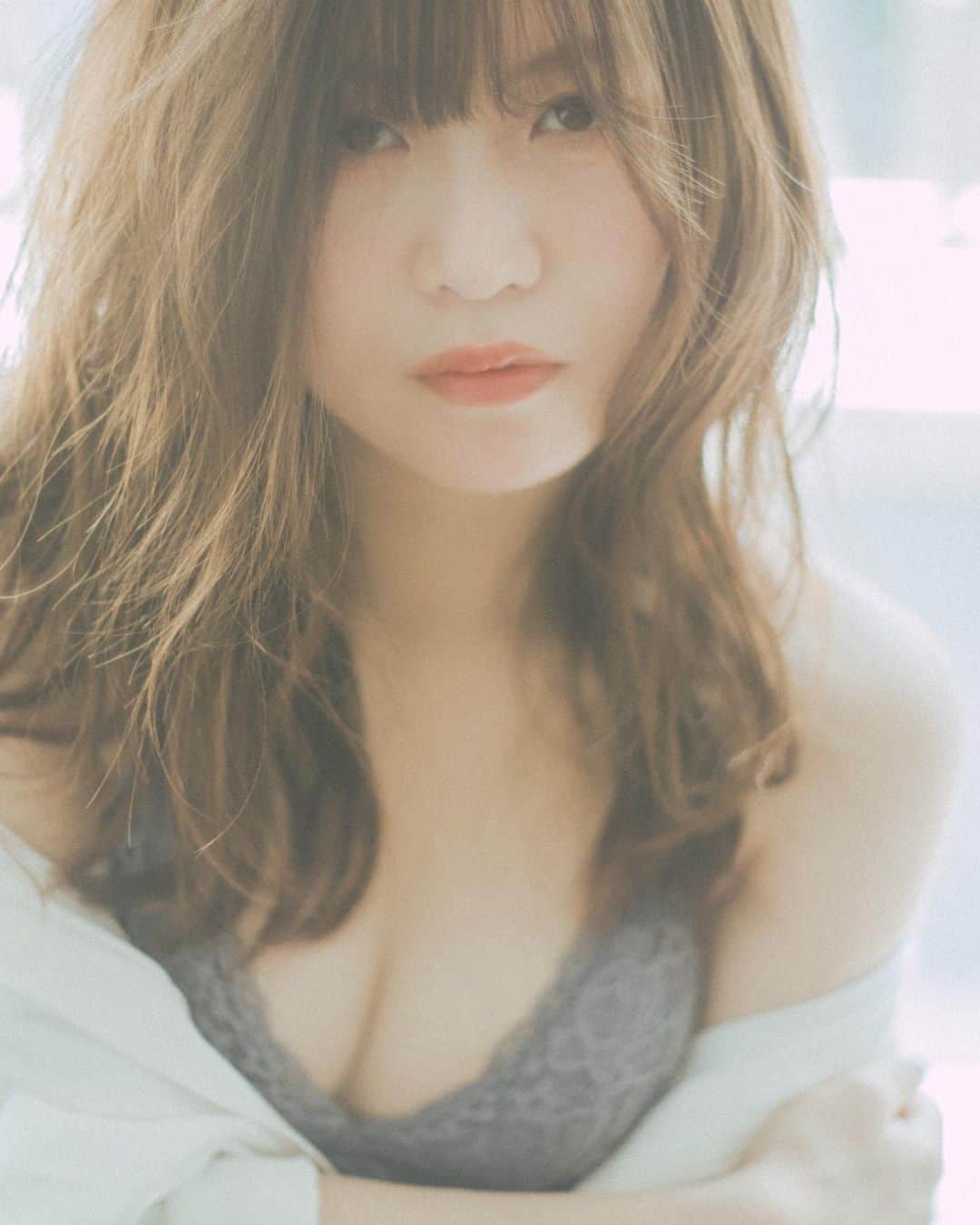 弘松菜摘のインスタグラム：「はじめてのランジェリー撮影﻿ ﻿ ﻿ またはなさん（@kie0087）に魔法をかけてもらいました﻿ ヘアメイクまでしていただいて🥺✨﻿ ﻿ 背中を押してもらって、﻿ 新しい自分を見つけられて、﻿ ﻿ そしてもう一回頑張ろうかなって思えました﻿ ﻿ はなさんとの撮影は﻿ 毎回新しい自分を見つけられる！﻿ そして課題も見つかる！﻿ とても有意義な時間でした😊❤️﻿ ﻿ はなさん！ありがとうございました🥺✨﻿ ﻿ そして！はなさんは﻿ 11/22〜11/24まで個展をひらくそうです！﻿ 今から楽しみすぎます🥰✨✨✨ . . #儚くて何処か愛おしい様な  #その瞬間に物語を」