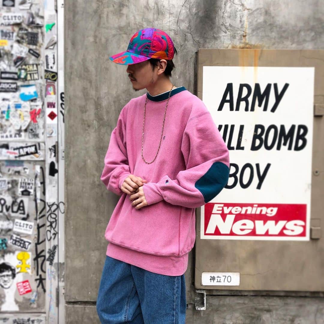 birthdeathさんのインスタグラム写真 - (birthdeathInstagram)「★Men's New Arrival★  90's Champion Reverse weave bi-color sweatshirt with elbow patch （Pink/ Green）size XX-Large ・ ・ 90's NIKE  Multi color abstract nylon 6 pannel cap ・ ・ Vtg gold pleated necklace ・ ・ #birthdeath #vintage #reverseweave  #vintagecap #nike #fashion #tokyo」8月21日 17時48分 - birthdeath_tokyo