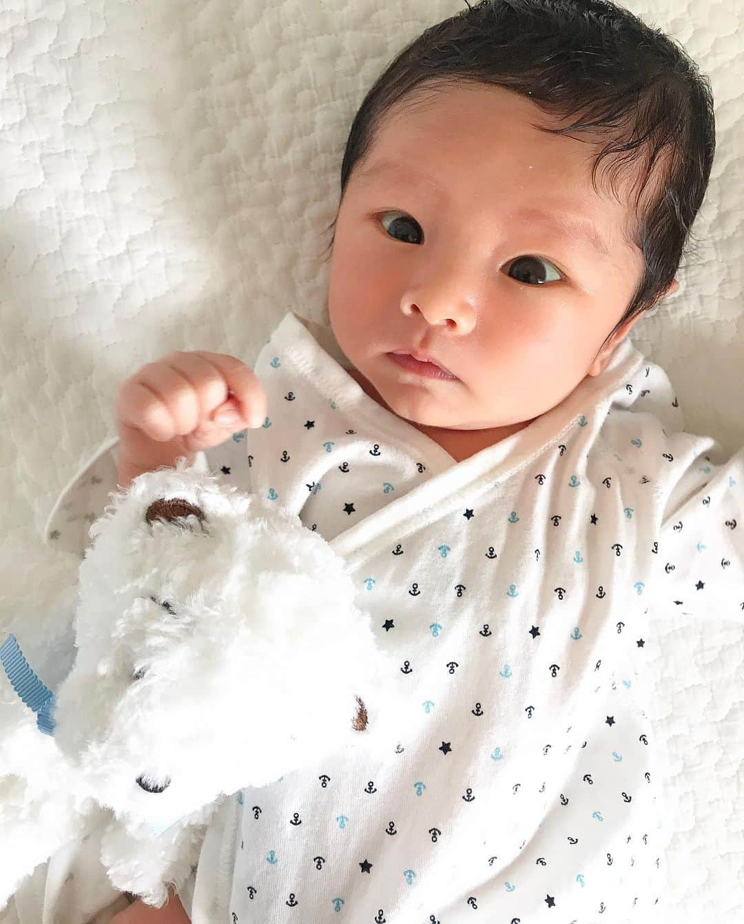 Ayaさんのインスタグラム写真 - (AyaInstagram)「今日の息子👶🏻💙 #生後12日  日に日にお顔が変わるから 面白いっ🤣笑 . . あっという間に大きくなるんやろなーって 今しかない時間を幸せに感じる日々🥺💕 👶🏻2枚目は#生後10日 👶🏻3枚目は#生後7日 . . 明日は早くも1週間検診😊✨ #けいぴー#新生児#生後0ヶ月#0歳#生後12日#男の子ママ#男の子ベビー#新米ママ#ママリ#ベビー#赤ちゃん#8月生まれ#赤ちゃんのいる生活#baby#babyboy#今日のけいぴ」8月21日 17時44分 - aya__fit