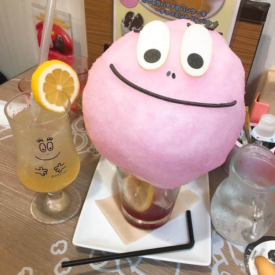 LeTRONC ルトロンさんのインスタグラム写真 - (LeTRONC ルトロンInstagram)「【Café Barbapapa ラゾーナ川崎プラザ店 / 神奈川・川崎】﻿ .﻿ フランス生まれの人気キャラクター #バーバパパ の世界観にひたれるカフェ「Café Barbapapa」がラゾーナ川崎プラザの2階にあります🍽﻿ ﻿ バーバパパをモチーフにしたオリジナルメニューがたくさんあり、大人も子供も楽しめるカフェです🎪✨﻿ ﻿ インパクト抜群の「コットンキャンディソーダ」はバーバパパにみたてたピンクの綿菓子にソーダをかけて召し上がれ。あっという間に溶けるので動画撮影もお忘れなく🎥﻿ ﻿ もうひとつ暑い日にピッタリなのが、和歌山県産の自然栽培レモンと千年蜜でつくられた"奇跡のレモンジュース"を使った「奇跡のレモンスカッシュ」🍋プルプルしたレモンゼリーとレモンピールがとってもさわやか🍹﻿ ﻿ ぜひ遊びに行ってみてくださいね😋﻿ .﻿ 📍神奈川県川崎市幸区堀川町72-1 ラゾーナ川崎プラザ 2F﻿ .﻿ 📷写真・情報提供：@mg_tokさん﻿ 素敵な投稿をありがとうございます✨﻿ .﻿ \ 一緒にルトロンInstagramを盛り上げませんか？🙋‍♀️ /﻿ #ルトロン で素敵なおでかけ体験をシェアしてくれる方を大募集しています♪投稿内容は、Instagramで紹介させていただきます☺️﻿ .﻿ ルトロンのアプリはAppStore、GooglePlay「ルトロン」で検索！﻿ .﻿ #letronc #japanese_food #kawasakicafe #cafebarbapapa #barbapapa #バーバパパカフェ #カフェバーバパパ #コットンキャンディソーダ #奇跡のレモンスカッシュ #わたあめ #レモンスカッシュ #スイーツ #スイーツ部 #スイーツ巡り #スイーツ好きな人と繋がりたい #インスタ映え #インスタ映えスイーツ #神奈川カフェ #川崎カフェ #カフェ #カフェ巡り #カフェスタグラム #神奈川グルメ #川崎グルメ #グルメ #グルメ女子 #グルメ巡り #ラゾーナ川崎」8月21日 18時01分 - letronc.m