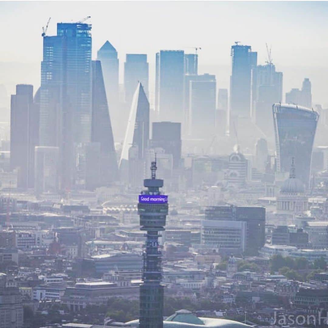 @LONDON | TAG #THISISLONDONさんのインスタグラム写真 - (@LONDON | TAG #THISISLONDONInstagram)「Good Morning #London, from the #BTtower and @jasonhawkes at 1,500ft! 🚁🚁🚁 So cool! What a shot!! 🔥🔥 // #thisislondon #londonlife #cityoflondon」8月21日 18時03分 - london