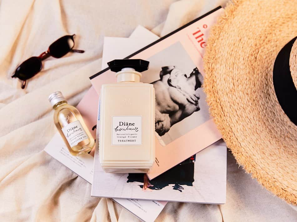 のインスタグラム：「紫外線ダメージをトリートメントとオイルできちんとケア🧖‍♀️﻿ ﻿ ﻿ #dianebonheur #ダイアンボヌール #ヘアケア #オーガニック  #ダメージケア #ヘアオイル #自分へのご褒美 #haircare #持ち運び #ヘアフレグランス #ダメージケア #ネロリ #オレンジフラワー #neroli #オイルケア #頭皮ケア #ツヤ髪 #ボヌール #17種のボタニカルエナジー #シャンプー #shampoo #summer #ボディケア #ボディオイル #organicmeetssexy #旅行 #夏 #マッサージ #オーガニックコスメ」