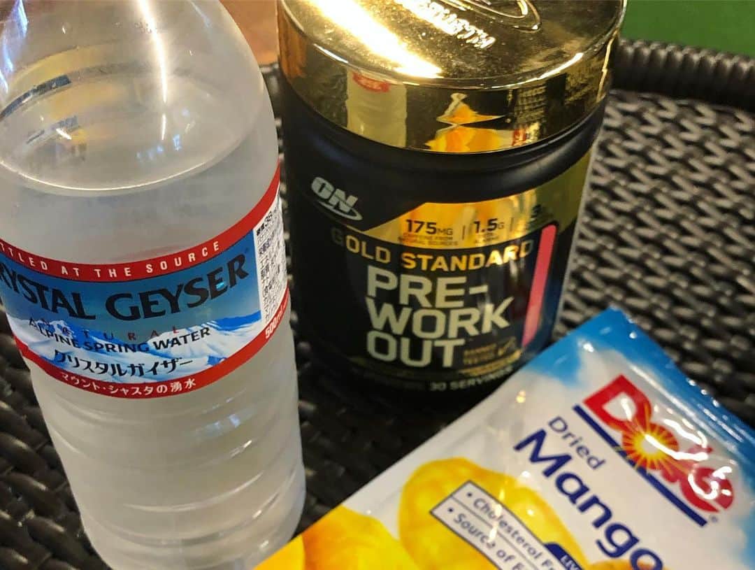 高井直子さんのインスタグラム写真 - (高井直子Instagram)「パーソナル🌈 やる気スイッチをいつも 押してくれるのはこの人。 @kenyu_fit_16  今日の部位は背中。 PREWORKでシャキッとして ドライマンゴーで糖質補充してからの筋トレ。 トレ後はプロテイン飲んでいい感じ🌈 今からJAZZ&CLASSICコンサート🎵 ・ #トレーニング #デッドリフトからスタート」8月21日 18時23分 - naokotakai
