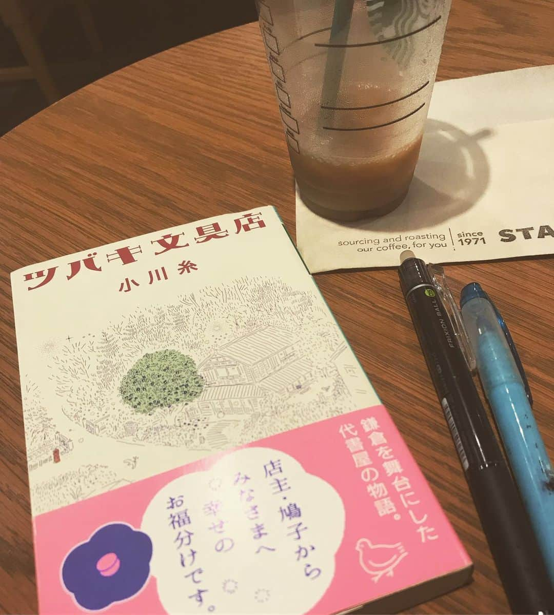 山田しょうこさんのインスタグラム写真 - (山田しょうこInstagram)「📚 夏になると、時間がゆったり流れる本が読みたくなる。 だから今の私にピッタリの本でした。 鎌倉を舞台にした代書屋・鳩子の物語。 やさしいさや丁寧さ、いろんな想いがじんわりと心に染みる話。 #ツバキ文具店  #小川糸  #本  #読書」8月21日 18時19分 - shokokrake0611