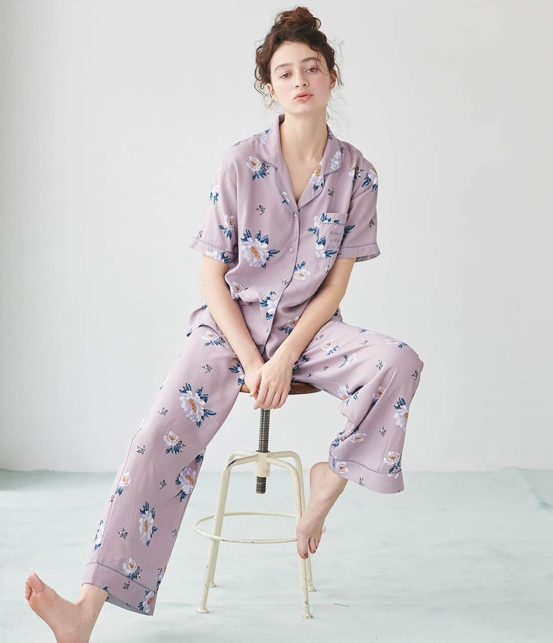 ピーチ・ジョンさんのインスタグラム写真 - (ピーチ・ジョンInstagram)「Autumn New Pajama. ¥5,480＋tax 夏の終わりから冬の始まりまで使える半袖×ロングパンツのセットです。 くすんだパープルに大きなお花をアクセントに💐大人かわいいプリントです♡ #peachjohn」8月21日 18時25分 - peachjohn_official