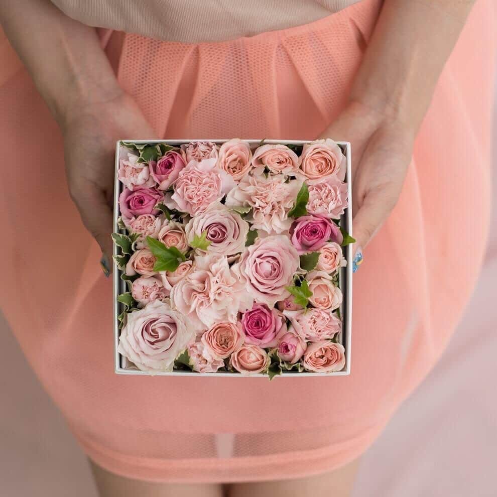 プシュケ[PSYCHE&]・花キューピットのインスタグラム：「. プシュケ[PSYCHE&]のフラワーボックスで一番人気はこちら。 生花を使ったフラワーボックスのため、あけた瞬間に華やかな香りにつつまれうっとり。 記念日や、ご友人のお誕生日など、大切な人へのサプライズにプレゼントされています。 ｰｰｰｰｰｰｰｰｰｰｰｰｰｰｰｰｰｰｰｰｰｰｰｰｰｰｰｰｰｰｰｰｰｰｰｰｰｰｰｰｰｰｰｰｰｰｰｰｰｰｰ #プシュケ #花キューピット #ピンクの花 #フラワーボックス  #花に心を込めて #暮らしに花を #花のある暮らし #サプライズ #フラワーデザイン #インテリアフラワー #フラワーギフト #フラワーボックス #誕生日プレゼント #結婚祝い #記念日 #birthday #wedding #プシュケ_Cute ｰｰｰｰｰｰｰｰｰｰｰｰｰｰｰｰｰｰｰｰｰｰｰｰｰｰｰｰｰｰｰｰｰｰｰｰｰｰｰｰｰｰｰｰｰｰｰｰｰｰｰ」