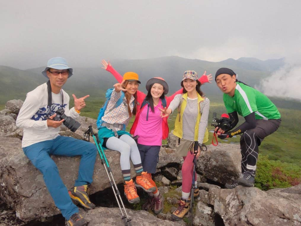 南美沙さんのインスタグラム写真 - (南美沙Instagram)「今日はお仕事で山登りday⛰. 山ガールも新鮮😊✨. ほぼ、いつも海に居たのに、この写真は雲の上です✨⛰🌩. いつもながら全部用意して頂いて、旅番組で旅行出来たり、アクテビティしたり、、オシャレな服を着せてもらえたり、サーフィン出来たり、、山道5時間登って雲の上から素敵な景色が見れたり。。. とても大変な事もあるけれど、色んな経験が出来る仕事が出来て、幸せだなと思いました🙃✨⛰. . さっ明日も頑張ろっ☺️✨🙏. . #お仕事 #感謝 #ありがとう #ありがとうを沢山伝えよう」8月21日 18時34分 - miee.misa