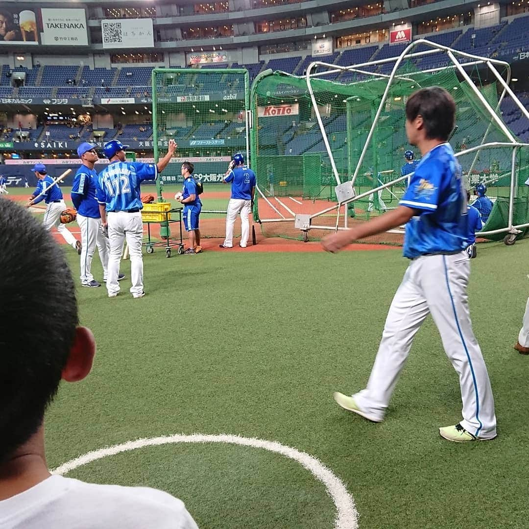 岡友美のインスタグラム：「今日も練習みさせていただいた👏 おおきにです🙏 昨日みたいな試合がみたい⚾ #後ろになんかおる #阪神タイガース #DeNA #京セラドーム #青空」