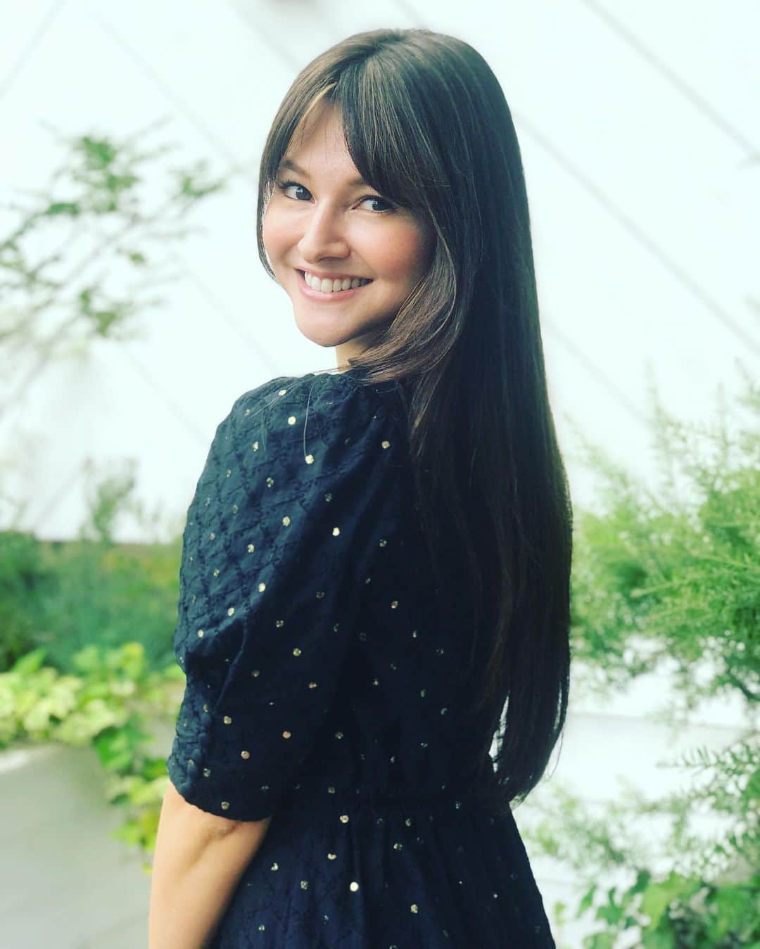 橋本麗香のインスタグラム：「． ボブ時代からハイカラー ダークカラーを繰り返し、 紫外線にもあたる🌞🏖 髪にとってはハードな環境の中 スーパーロングに達した今もヘルシーな髪を キープ出来ているのは 日頃のケアのお陰です✨🧝🏻‍♀️✨ 頭皮と髪の毛両方のトリートメントを 2週間に一回ペースでしています🌟💫🌟 ． 家族の様にいつも温かく迎えて下さる @kakimotoarms_aoyama_official  感謝と愛が溢れ出てきます💝🙏🏻💝 ． 髪の扱いも本当に優しくて、髪も喜んでおります👩🏻‍🦰💓 いつもありがとうございます🙏🏻」