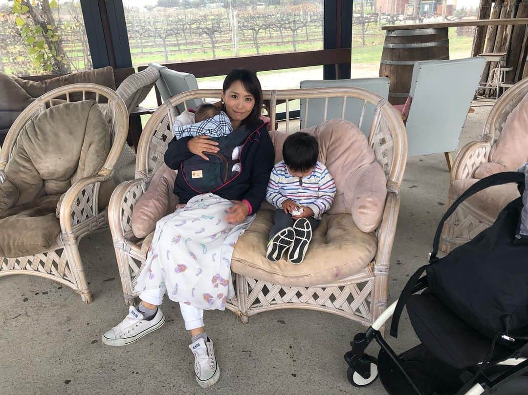 橋本麻里衣のインスタグラム：「Winery..☺︎ ＊ ＊ パース旅行で楽しみにしていたことの１つが、ワイナリー巡り。スワンバレーのLancasterへ行ってきました..☺︎❤︎ ＊ パースから電車で30分Guildford駅まで行き、そこからタクシーで20分ほどのところにあります。本当はマーガレットリバーのツアーを予約していたのですが前日にキャンセルの連絡がありあわてて個人で行けるところを調べて行ってみたのですが、葡萄畑を見ながら暖炉を囲んでワインをテイスティングできる素敵な雰囲気のところでした♫ ＊ 道路を挟んで向かいには小さなチョコレート工場The Margaret River Chocolate Co.もあって。人生で一番チョコレートを食べた息子はとっても幸せそうでした..☺︎❤︎ ＊ #Australia#perth#swanvalley#winery#singaporelife#sglocallife#lifeinsingapore#シンガポールライフ#シンガポール生活#シンガポール在住#シンガポール子育て#男の子のママ#生後6ヶ月#3歳6ヶ月#二児ママ#インターナショナルスクール#スクールホリデー#時差投稿#冬服無い#旅行中も#ヨガウエア#ヨガ：#eka @ekalosangelesjapan (CG070321)#パース旅行#スワンバレー#ワイナリー#ワイン好き#次はマーガレットリバーに行きたい ☺︎」