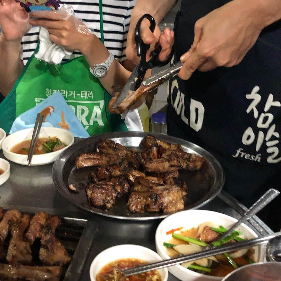 甘糟記子さんのインスタグラム写真 - (甘糟記子Instagram)「韓国2日目の夕飯は、これまたお決まりの焼肉へモンへ！  江南区あるんだけど、サムギョプサルと、スペアリブが激ウマです！  店長さんがとにかくマメな方で、焼くのもやってくれるし、食べ方も3通りくらいお皿にのせてくれて、スペアリブも食べやすいようにハサミで切り込みを入れてくれます。  韓国のお友達のシンソンが前に連れてきてくれてから、毎回来てます（笑）  今回他のところも行ってみたいな、なんて話してたけど結局ここに来たよ（笑）  締めの混ぜご飯も最高！！ とにかく食べ過ぎて苦しかった（笑）  この後いつもはスフレパンケーキに行くんだけど、今回は断念（笑） 私とたきゆかだけなら行けたかな？！（笑）  #甘糟旅行韓国#甘糟旅行#韓国#旅行#旅好き#女子旅#夏休み#へモン#へモン韓国#焼肉韓国#スペアリブ#激ウマ#また行きたい#travel #trip #korea」8月21日 9時52分 - norihey924