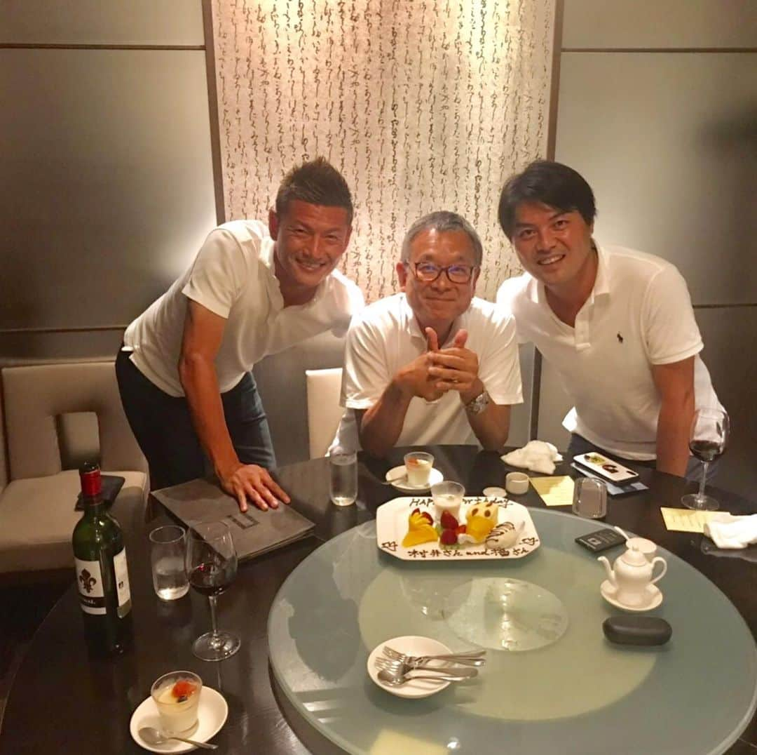 播戸竜二さんのインスタグラム写真 - (播戸竜二Instagram)「『合同誕生日会🎂』 ・ 何回もゴメンなさい！ ・ お祝いしてもらったので載せます！（笑） ・ 今回は、Jリーグ村井チェアマンと合同で誕生日会をしました！ ・ そうです！チェアマンも8月2日です⚽️ ・ 8月2日縛りなら、次のチェアマンは俺か、曽ケ端凖やね！（笑） ・ サッカー界の未来の話、選手、クラブの現状、ビジネスの話など、多岐に渡りいろいろなお話をしました！いろいろ勉強になりました！ ・ 俺がチェアマンになったら…。なんて、ちょっと想像した夜でした！（笑） ・ Jリーグをもっと発展させるように、働きバチのように働きます！🐝 ・ ・ #Jリーグ #サッカーの未来 #チェアマン #8月2日 #播戸チェアマンに要望お願いします #むっちゃんありがとう」8月21日 9時52分 - ryuji_bando