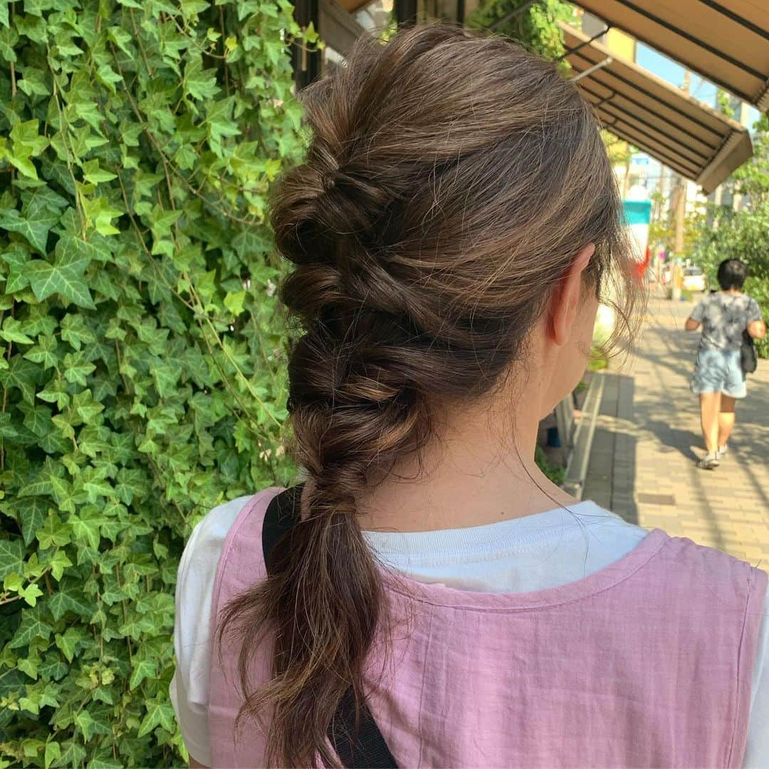 【北堀江・美容室 peaks hair】さんのインスタグラム写真 - (【北堀江・美容室 peaks hair】Instagram)「ㅤㅤㅤㅤㅤㅤㅤㅤㅤㅤㅤㅤㅤ ㅤㅤㅤㅤㅤㅤㅤㅤㅤㅤㅤㅤㅤ 🌼 簡単アレンジ 🌼  くるりんぱの簡単アレンジ🧡 ㅤㅤㅤㅤㅤㅤㅤㅤㅤㅤㅤㅤㅤ ロングの方はすこしでも可愛く結びたいですよね  stylist オクノ ㅤㅤㅤㅤㅤㅤㅤㅤㅤㅤㅤㅤㅤ  ㅤㅤㅤㅤㅤㅤㅤㅤㅤㅤㅤㅤㅤ #peakshair #ピークスヘアー#堀江#北堀江#美容室##Instahair#hairstyle#Instafashion#イルミナカラー#小顔#美意識#おしゃれな人と繋がりたい#おしゃれ#お洒落#ヘアアレンジ#ヘアスタイル」8月21日 9時54分 - peakshair