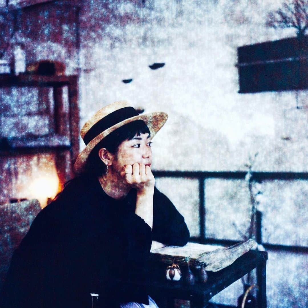 ゆうゆのインスタグラム：「2019.08.21﻿ ﻿ ﻿ gᵒᵒᒄ  ᔿᵒʳᐢⁱᐢg *⿻｡* . ﻿ ﻿ ﻿ 飛び石でお休み﻿ 最近oil paintingのアプリにハマって﻿ 意味なくひたすらやってます（笑）﻿ その前はトランプゲームのアプリ﻿ ﻿ ずーっとインドア﻿ たまには本でも持って出かけよーー﻿ ﻿ かなっ^^;﻿ ﻿ ﻿ ﻿ __________________________________________________**✧̣͙ͥ*﻿ ______________﻿ ﻿ #hasselblad500cm ﻿ #alittleh﻿ #kikiru ﻿ #期限切れフィルム﻿ #hasselblad_diary ﻿ #ハッセルブラッド﻿」