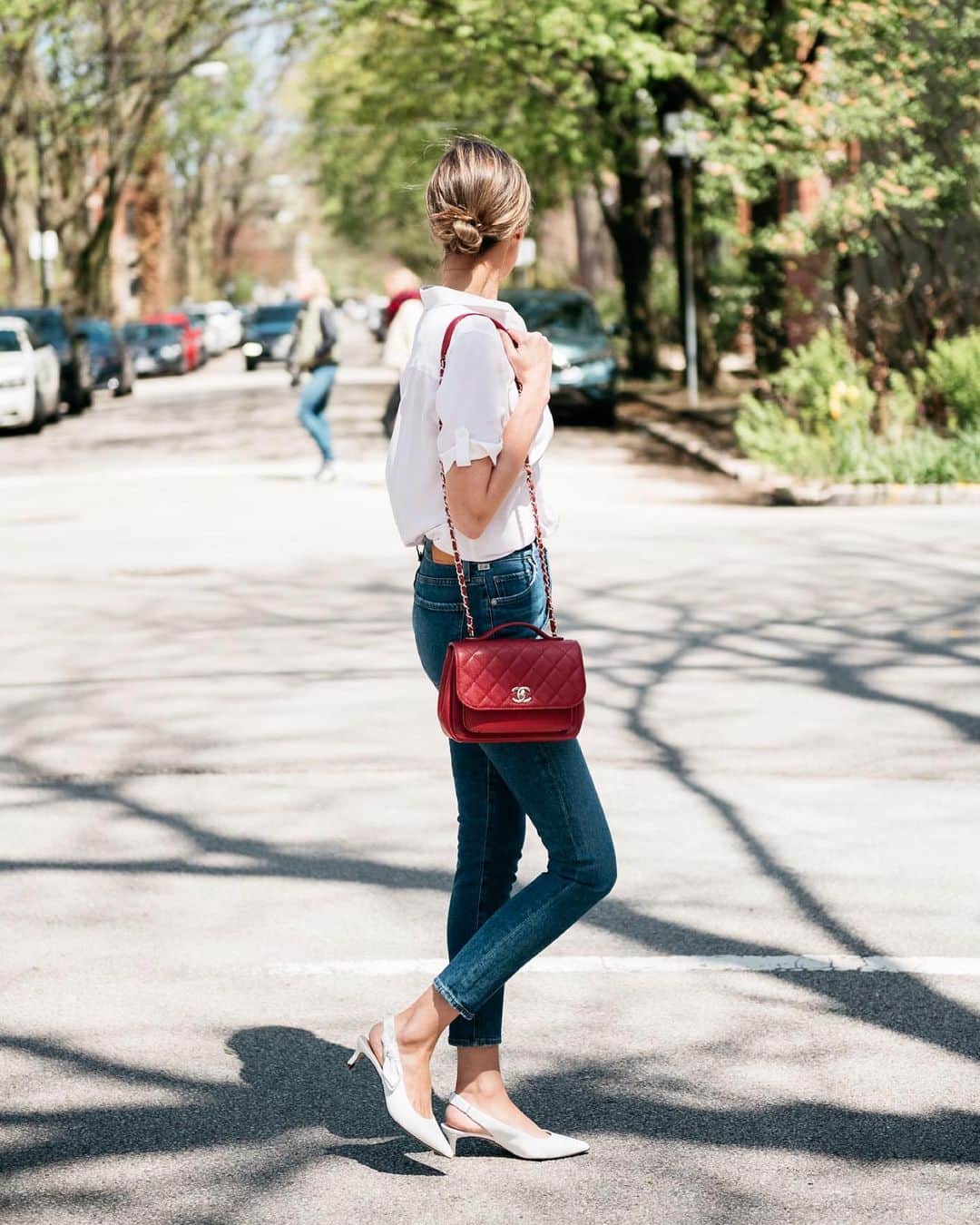 Anna Jane Wisniewskiのインスタグラム：「My go-to when I’m crunched for time: white silk blouse, jeans, and a low bun (could be wet, could be unwashed hair—you never know). Any shoe will work with this combo but there’s something about a kitten heel that says, “this is intentional and I’m trying today.” http://liketk.it/2Ej9X #liketkit @liketoknow.it #LTKunder50 #casualchic #denimlovers 📸 @ironandhoney」