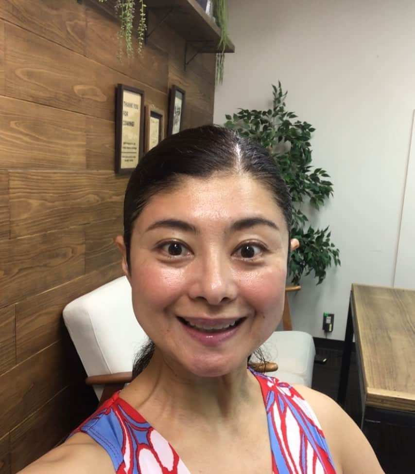 間々田佳子のインスタグラム：「顔ヨガ中 暑いけど気合い入れて行きましょう❣️ #首のシワ #たるみジワケア #ひっひっひー #間々田佳子 #顔ヨガ #表情筋研究家」