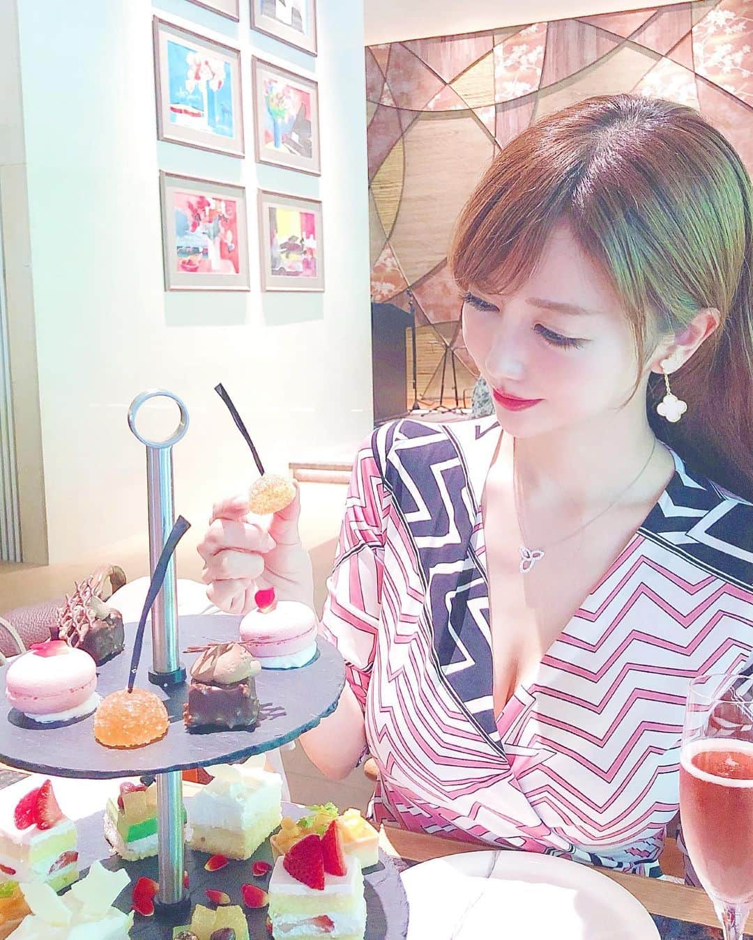 関有美子のインスタグラム：「💕💕💕 . . 先日 大好き大好きな @ayaka_happysmile と アフタヌーンティーへ🙌 . . 可愛いスイーツと 面白い話に魅了されて あっという間に時間が過ぎて行きました😊 . . 楽しくて死ぬほど笑って 話ししてたら感情こもって泣いたりして 息抜きタイムでした🤣 . . いつもありがとう😊 .. . 尊敬できる友人をもつと幸せです。 . . #楽しい時間 #新高輪プリンスホテル#アフタヌーンティー#mama#aw#fashionista#instafashion#japan#japanesegirl#ハリーウィンストン#VCA」