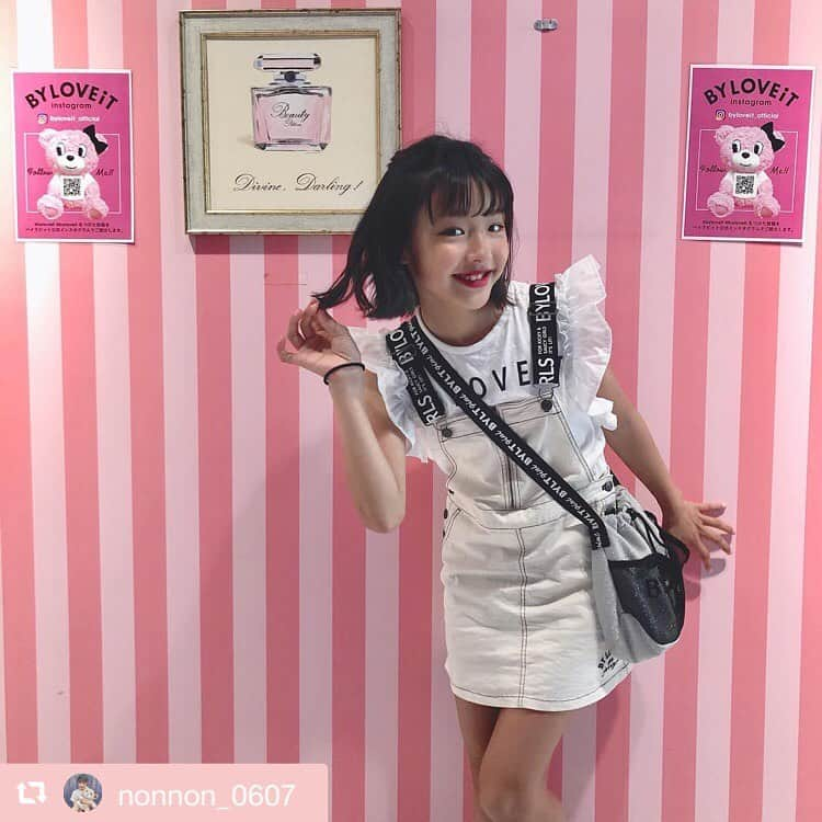 byLOVEiTさんのインスタグラム写真 - (byLOVEiTInstagram)「リノン💗夏休みコーデ‼️ヘアスタイルをチェンジしたリノンちゃん💕ホワイトコーデがさらにさわやかに✨  #repost @nonnon_0607 via @PhotoAroundApp ✽.｡.:*・ﾟ ✽.｡.:*・ﾟ ✽.｡.:* ﻿ ﻿ ﻿ ﻿ 🍉夏休みの思い出🌻﻿ ﻿ 久しぶりにホワイトコーデで﻿ うめはん行ってきたよー❤️﻿ ﻿ 時間がなくてほんの一瞬だけしか﻿ いれなくて残念😭﻿ お忙しいなかバタバタと伺ったのに﻿ 親切に対応していただき﻿ 中山さん河野さん ありがとうございました✨✨﻿ ﻿ ﻿ 梨音もシュガプリのイベント﻿ 参加したかったー😭😭﻿ ﻿ ﻿ AW商品可愛くて欲しかったー﻿ また買ってもらおっ！﻿ ﻿ ﻿ #byloveit #バイラビ #うめはん﻿ #kids #kidsfashion #model ﻿ #l4l  #like4like #instagood ﻿ #enjoy #happy #ヴィズミック ﻿ #写真好きな人と繋がりたい ﻿ #お洒落さんと繋がりたい」8月21日 10時16分 - byloveit_official