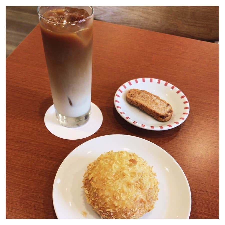 金城茉奈さんのインスタグラム写真 - (金城茉奈Instagram)「おはようございます。 本日のパンは「澤田珈琲」 澤田珈琲という店名に、喫茶かなと思ったのですがこじんまりとしたパン屋さんでした。入ってみると右手にはパン、そして左手にはイートインスペースが🍽最近から食べられるようになり、ドリンクメニューも出来たとのこと☝︎ 今回は、ミツバパン、チョコクロワッサン、焼きカレーパンを。 ちょうどお昼の時間帯だったのでカフェオレと、焼きカレーパンをお店で。ラスクのサービスまで頂いちゃいました(๑˃̵ᴗ˂̵) カレーパンは辛めでさくっと生地はふんわりしていて美味しかったです。 ミツバパンはもっちりとしていて優しい味でした。 おばあちゃんから小さな子供達も来て町の小さなパン屋さん🥐な感じの可愛らしいお店でした。#澤田珈琲#ミツバパン#焼きカレーパン#チョコクロワッサン#東中野#東京パン巡り#パン屋さん」8月21日 10時19分 - mn75aa