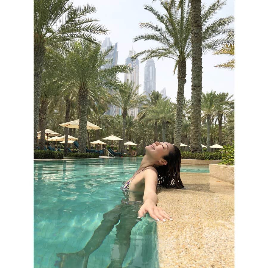 松岡李那さんのインスタグラム写真 - (松岡李那Instagram)「#ドバイ 🏜🌞 リゾートの周りに沢山の大きなビル🏙☺️🏖 #今年の夏は真っ黒確定🙋🏾‍♀️ #tan #sun  #dubai #oneandonlyroyalmirage #oneandonly #pool  #アラビアン #arabian #emirates」8月21日 10時22分 - linahxoxo