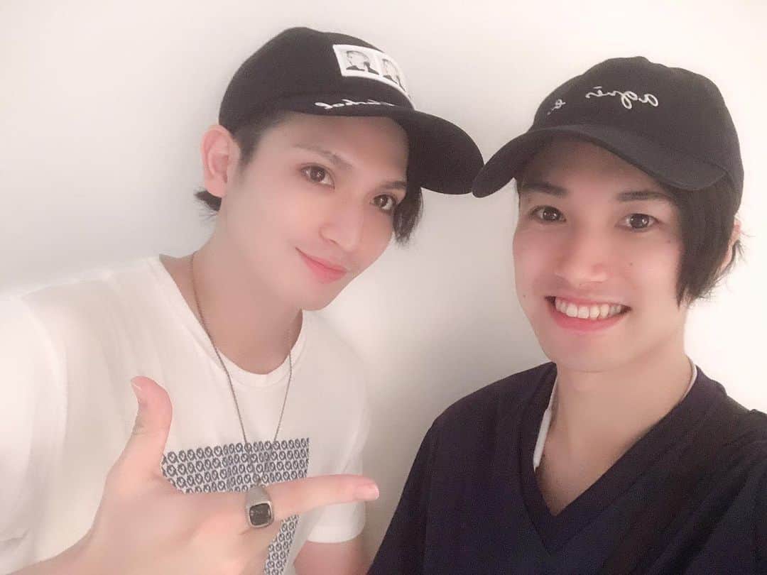 小波津亜廉のインスタグラム：「[20/8/19] Iwa-chan with Kageyama-kun who in these circles is also called Kage-chab ;) ⠀⠀⠀ ⠀ #kohatsuallen #kageyamatatsuya ⠀⠀⠀ ⠀ Source: Allen’s twitter」