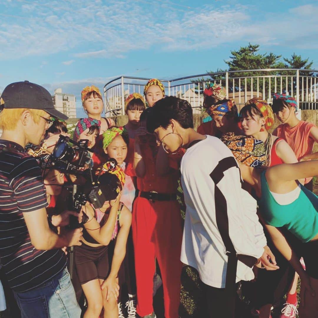 LOVEのインスタグラム：「参加してくれたみんな素晴らしかった、ありがとう！！ 解放的な曲なんですけど、 今回MAIKOさん歌詞に泣きながら渾身の振り付けをしてくださったと聞いて、最初のリハで久々にお会いしたとき、MAIKOさんの感性に私も心がまた震えました。嬉しくて！  Enjoy!💃 9/9リリース「Go See The World」MV公開！ Profile リンク貼りますね〜 🎥 Directed by 関和亮 Choreographed by MAIKO Hair & Make Up by YOSHINKO Styling by LOVE Dancers:NICO, MAIKO and more!! 🎧 Music&Lyrics:LOVE Arrangement: 井上慎二郎&LOVE Mixed by 井上慎二郎 Recorded at glor 103 studio  #GoSeeTheWorld #LOVE」