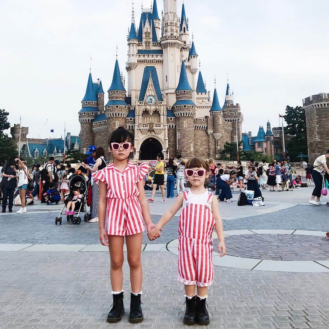 Zooey Miyoshiさんのインスタグラム写真 - (Zooey MiyoshiInstagram)「Tried to recreate our Tokyo Disney photo with @velvetjeanshima here but there were too many people walking into our photo instead of people just chilling in the back 🤷🏻‍♀️ 🏰 If you could go to any Disneyland tomorrow which Disneyland would you want to visit? @jennyshima #zooeyxvelvet #zooeydisneystyle Jumpsuit: @hugolovestiki Sunnies: @wearesonsanddaughters 📸: @shimatakuya」8月21日 10時36分 - zooeyinthecity
