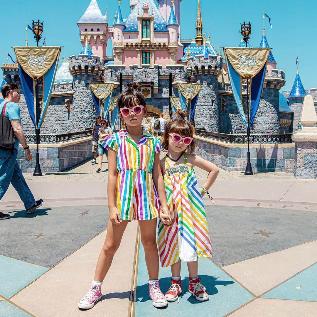 Zooey Miyoshiさんのインスタグラム写真 - (Zooey MiyoshiInstagram)「Tried to recreate our Tokyo Disney photo with @velvetjeanshima here but there were too many people walking into our photo instead of people just chilling in the back 🤷🏻‍♀️ 🏰 If you could go to any Disneyland tomorrow which Disneyland would you want to visit? @jennyshima #zooeyxvelvet #zooeydisneystyle Jumpsuit: @hugolovestiki Sunnies: @wearesonsanddaughters 📸: @shimatakuya」8月21日 10時36分 - zooeyinthecity